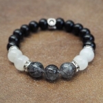 Rutilated Quartz Black, Moonstone, and Black Onyx ไหมดำ 10 มม หรือ แก้วขนเหล็ก มูนสโตน 10 มม นิล 10 มม ประดับเงินแท้ดอกไม้ และคริสตัล เรดาร์เรียกเงิน สำหรับหญิงสาวเจ้าเสน่ห์ และฉลาด