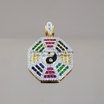 จี้หยินหยางแปดเหลี่ยม จี้หยินหยางแปดทิศ 八卦图 จี้โป๊ยช่วย หรือ ปากั้วถู ป้องกันอันตรายและอุบัติเหตุ คุ้มคองทิศทั้งแปด สามารถช่วยเปลี่ยนแปลงสิ่งต่างๆ จากไม่มีเป็นมี จากบวกเป็นลบ จากร้ายกลายเป็นดี จากทุกข์กลายเป็นสุข