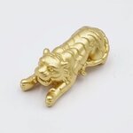 เสือ สัญลักษณ์แห่งอำนาจ ความมั่งมี และเงินทอง ปกปัองรักษาและนำพาทรัพย์สินเงินทองมาให้แก่ผู้ครอบครอง เงินแท้ชุบทอง