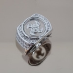 "กังหันนำโชค" หรือ กังหันแชกงหมิว แหวนผู้ชาย ดีไซส์ดอกไม้ประดับพลอยสวิส วัตถุมงคลสำหรับเสริมดวงของทุกปีนักษัตร เสริมโชค เรียกทรัพย์ ร่ำรวย เงิน ทอง ปัดเป่าสิ่งชั่วร้าย เก็บเงินทองไม่รั่วไหล Size 60