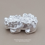 ปี่เซี๊ยะ ชาร์มปี่เซี๊ยะ เงินแท้ 99.99% ประดับดอกไม้ ตัวคั่นสร้อยข้อมือ ชาร์มเงินแท้ 99.99% ขนาด กว้าง 7 มม ยาว 17 มม