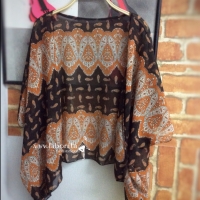 เสื้อคลุมผ้าชีฟองลายกราฟฟิก สีน้ำตาล