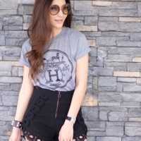 เสื้อยืดสวยๆสไตล์ดารา เซเลบใส่ สกรีนลาย HERMES สีเทาอ่อน