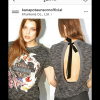 เสื้อยืดสีดำ เว้าหลัง