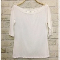 เสื้อยืดคอปาด สีขาว