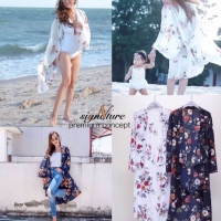 เสื้อคลุมแบบยาว สีกรม ลายดอกสวยๆแบบดาราใส่
