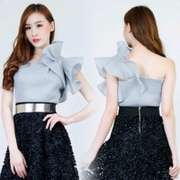 เสื้อไหล่เบี่ยง สีเทาอ่อน แต่งระบายไหล่ฟูอลังการ ใส่ออกงานสวยเริดดด