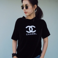 เสื้อยืดคอกลม ผ้ากำมะหยี่สีดำ ปักสัญลักษณ์ Chanelดังตามรูป