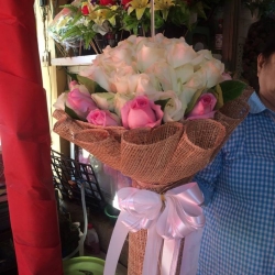 ช่อดอกกุหลาบสีขาวชมพู ดอกไม้สด