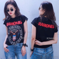 เสื้อยืดวงร็อคRAMONES size:M เสื้อยืดผ้าดีซักแล้วคอไม่ยืดไม่ย้วย ลายสกรีนหน้าหลัง