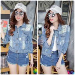 แจคเก็ตยีนฟอกสี แขนสามส่วน แต่งมุกและคริสตัลช่วงบ่า 2 ข้าง สะกิดขาดแนวเท่ห์ๆ ผ้ายีนนิ่มใส่สบาย มีกระเป๋าคู่หน้าใบน้อย ง๊ามงาม