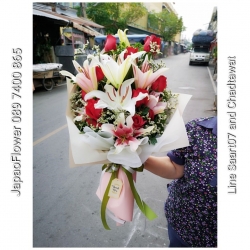 ช่อดอกกุหลาบแดง ลิลลี่ แซมด้วยดอกยิปซี ช่อทรงยาว