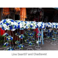 พุ่มดอกไม้พร้อมขาตั้งเอวอ่อน