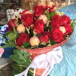 ช่อเฟอเรโร่ผสมดอกกุหลาบสดสีแดง 7 ลูก