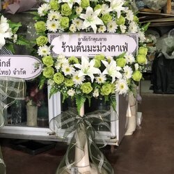 พวงหรีดพัดลม 16 นิ้ว ประดับดอกไม้แห้งเต็มวงพัดลม โทนสีขาวเขียว