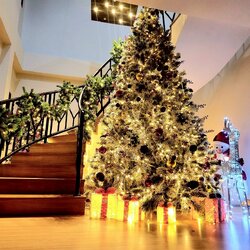 แบบต้นคริสต์มาสปลอมพร้อมของประดับ