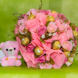 ช่อเฟอเรโร่ (Ferrero Rocher) 9 ลูก ดอกกุหลาบสีชมพูหวาน กระดาษสีชมพู