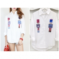 เสื้อคอเชิ๊ต หน้าสั้นหลังยาว ทรงไหล่ตก ปริ้นลายทหาร เพิ่มลูกเล่นปักหมวกด้วยเลื่อมอย่างดีที่อก ให้ลุคสไตล์เกาหลี แมตช์กับอะไรก็สวยคะ