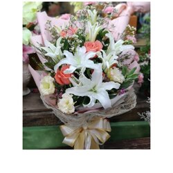 ช่อดอกลิลลี่ กุหลาบ ใบยูคา แซมด้วยแคสเปีย