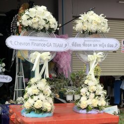 พวงหรีดพัดลม Hatari 16 นิ้ว ประดับดอกไม้สด โทนสีขาวล้วน