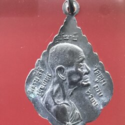 หลวงพ่อทองสุข สำฤทธิ์ วัดตูม อยุธยา ด้านหลังพระครูสิริ ครบ 6 รอบ