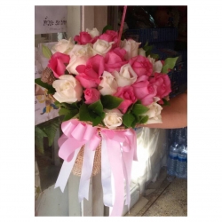 ช่อดอกกุหลาบสีขาวชมพู