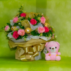 ช่อเฟอเรโร่ (Ferrero Rocher) 9 ลูก ดอกกุหลาบสีชมพูหวาน กระดาษสีทอง