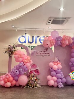 แบคดรอปไม้ตัวยูคว่ำตรีมสีชมพูม่วง ผีเสื้อ