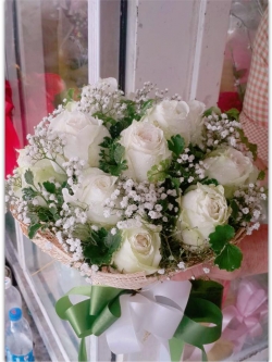 ช่อดอกไม้กุหลาบขาว ยิบโซ