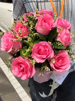 ช่อดอกกุหลาบสีชมพูหวาน ของขวัญวันวาเลนไทน์