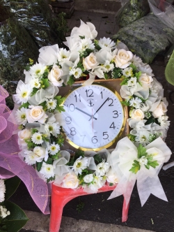 พวงพรีดนาฬิกา ดอกไม้ประดิษฐ์