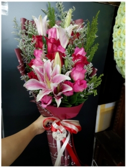 ช่อดอกกุหลาบชมพู แซมดอกลิลลี่