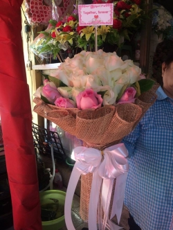 ช่อดอกกุหลาบสีขาวชมพู ดอกไม้สด