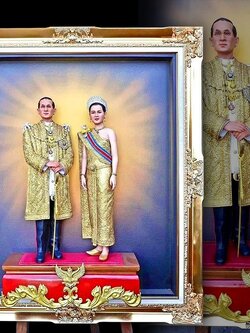 พระบรมรูปในหลวงรัชกาลที่9 คู่กับพระราชินี พระพันปี รูปปั้นหุ่นขี้ผึ้ง