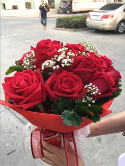 ช่อดอกกุหลาบสีแดง ดอกไม้สด