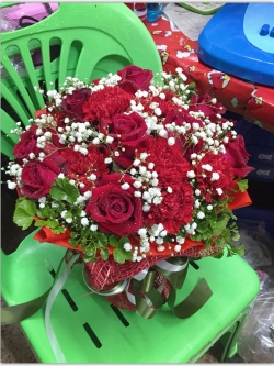 ช่อดอกกุหลาบสด ผสมดอกยิปโซ
