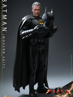 Hot Toys MMS712 1/6 The Flash - Batman (Modern Suit)