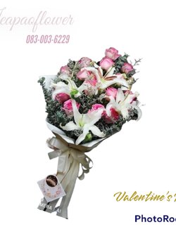 ช่อดอกกุหลาบสีชมพูแซมดอกลิลลี่ มอบให้แฟน แทนความคิดถึง