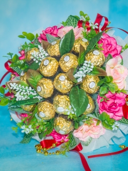 ช่อเฟอเรโร่ (Ferrero Rocher) 15 ลูก ดอกกุหลาบสีชมพูหวาน กระดาษสีขาว ต้อนรับเทศกาลวันวาเลนไทน์