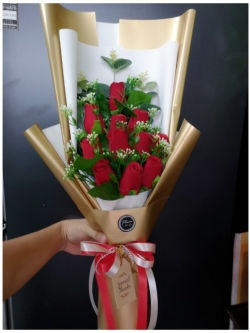ช่อดอกกุหลาบแห้ง ห่อด้วยกระดาษสีทอง