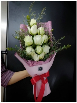 ช่อดอกกุหลาบขาว พร้อมกล่อง