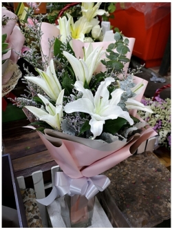 ช่อดอกลิลลี่สีขาว ใบยูคา แซมด้วยแคสเปีย