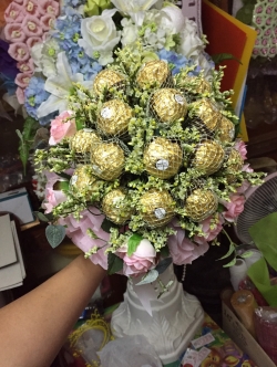 ช่อเฟอเรโร่ (Ferrero Rocher) 20 ลูก ผสมดอกสุ่ย
