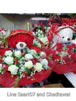 กระเช้าดอกไม้แห้ง พร้อมตุ๊กตาหมี