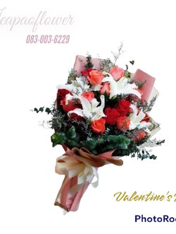 ช่อดอกกุหลาบสีแดง แซมดอกลิลลี่ขาว ใบยูคา