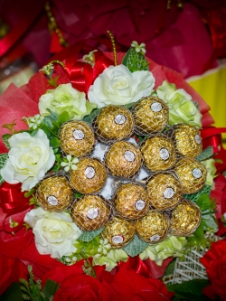 ช่อเฟอเรโร่ (Ferrero Rocher) 15 ลูก ดอกกุหลาบสีชมพูหวาน กระดาษสีแดง ต้อนรับเทศกาลวันวาเลนไทน์