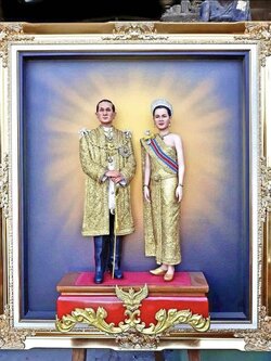 รูปปั้นเหมือนรัชการที่9 หุ่นปั้นเหมือนรัชการที่9 หุ่นขี้ผึ้งรัชการที่9 คู่