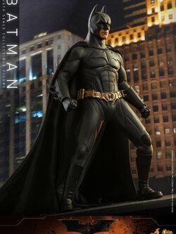Hot Toys MMS595 1/6 Batman Begins - Batman