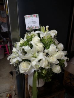 แจกันดอกกุหลาบขาว ลิลลี่ขาว ทรงกลม ดอกไม้วันเกิด