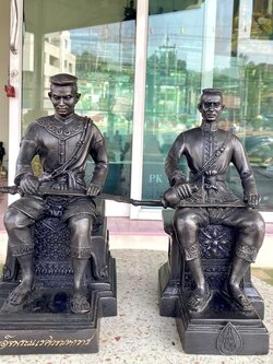 รูปหล่อสมเด็จพระนเรศวรมหาราช หน้าตัก5นิ้ว เนื้อทองเหลืองรมดำ พิมพ์ประกาศอิสระภาพ